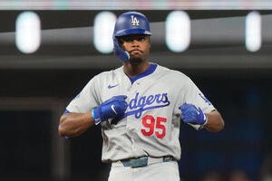 6回、二塁打を放ったドジャースのデパウラ(AP)