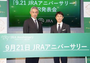 フォトセッションを行うイチロー氏(左)と武豊騎手(撮影･小島史椰)