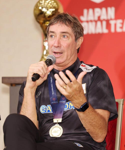 アジア男子バレーボール選手権大会　優勝し会見に臨むバレーボール男子日本代表のロラン･ティリ監督(撮影･鈴木正人)