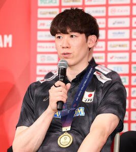 アジア男子バレーボール選手権大会で優勝し会見に臨むバレーボール男子日本代表の石川祐希(撮影･鈴木正人)