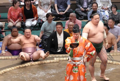 東白龍(右)にはたき込みで敗れた炎鵬(撮影･足立雅史)
