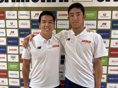 U18　帰国会見に臨む横浜の小野舜友(左)と織田翔希(撮影･保坂淑子)