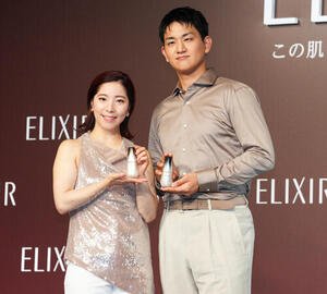 ｢“りくりゅう”エリクシール　ブランドミッションムービー発表会｣に登壇し、フォトセッションに納まる三浦璃来さん(左)と木原龍一さん(撮影･鈴木みどり)