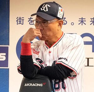 ヤクルト対広島　戦況を見つめるヤクルト池山隆寛監督(撮影･たえ見朱実)