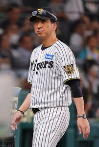 阪神対中日　選手交代を告げベンチに引き揚げる藤川球児監督(撮影･上田博志)