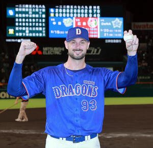 阪神対中日　中日カイル･マラーは完封勝利を飾りウイニングボールを手にポーズを決める(撮影･上山淳一)