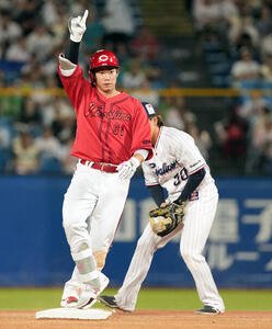 ヤクルト対広島　1回表広島2死二塁、左前に先制適時二塁打を放ちポーズを決める坂倉将吾(撮影･たえ見朱実)