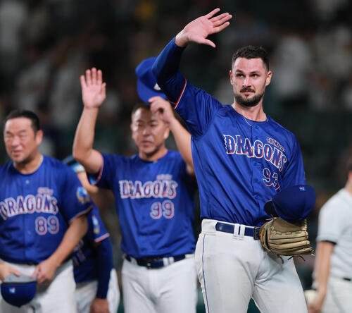 阪神対中日　9回裏阪神1死、カイル･マラー(手前)は完投勝利を飾りファンの声援に応える(撮影･上山淳一)