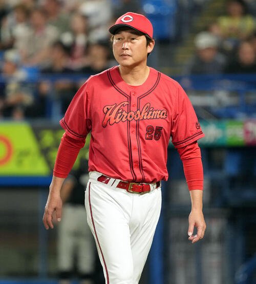ヤクルト対広島　8回裏、選手の交代を告げベンチに下がる広島新井貴浩監督(撮影･たえ見朱実)