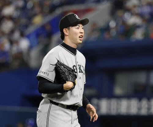 DeNA対巨人　7回裏に同点に追いつかれ渋い顔でベンチに戻る森田駿哉(撮影･増田悦実)