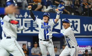 DeNA対巨人　12回裏DeNA無死一、二塁、敵失で生還し喜ぶ二塁走者松尾汐恩(中央)(撮影･滝沢徹郎)