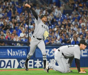DeNA対巨人　12回裏DeNA無死一、二塁、古市尊の犠打を一塁に悪送球するライデル･マルティネス(撮影･滝沢徹郎)
