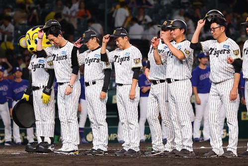 阪神対中日　中日に敗れた藤川球児監督(左から2人目)はファンにあいさつをする(撮影･上田博志)