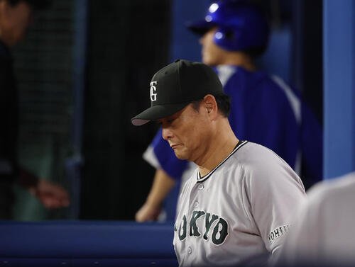 DeNA対巨人　サヨナラ負けし引き揚げる巨人橋上秀樹監督代行(撮影･増田悦実)