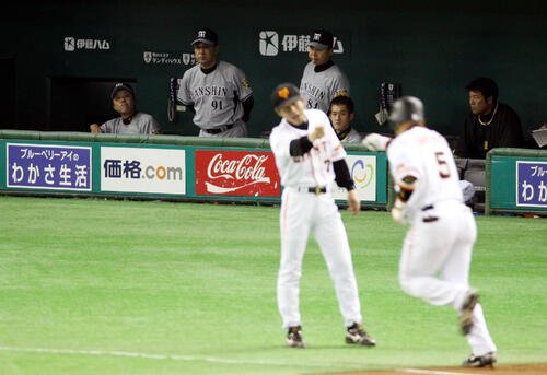 2008年10月8日、巨人対阪神　7回裏巨人2死、ベンチの岡田彰布監督(左端)は本塁打を打ったアレックス･ラミレス(右)を険しい表情で見つめる