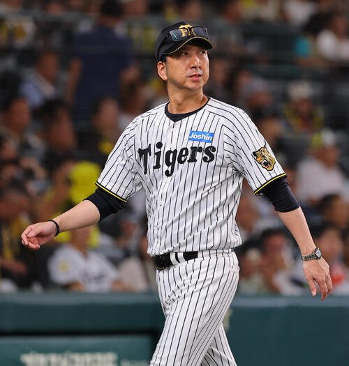 阪神対中日　選手交代を告げベンチに引き揚げる藤川球児監督(撮影･上田博志)
