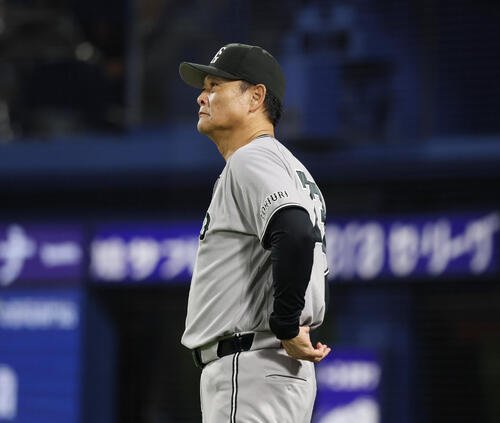 DeNA対巨人　メンバー交代を告げる巨人橋上秀樹監督代行(撮影･増田悦実)