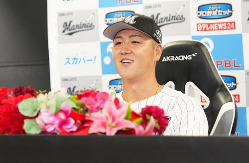 8月度スカパー！サヨナラ賞に選ばれ、会見で笑顔のロッテ山口航輝(撮影･鈴木みどり)