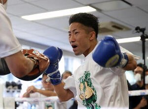 ミット打ちする井上拓真(撮影･柴田隆二)