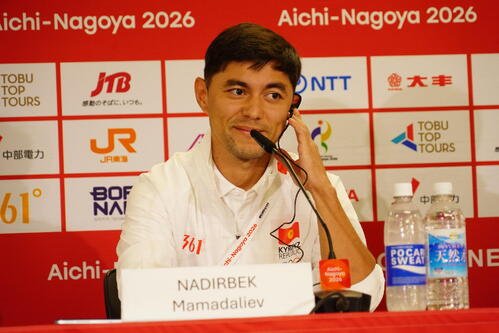 公式会見に臨んだU－23キルギス代表のナディルベク･ママダリエフ監督