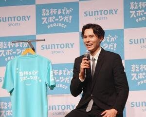 会見で笑みを浮かべる高橋藍