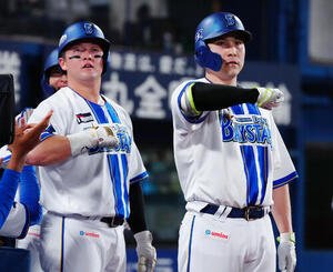 DeNA対巨人　2回裏DeNA無死一、二塁、3点本塁打を放った佐野恵太(右)は牧秀悟と一緒にデスターシャ(撮影･鈴木みどり)