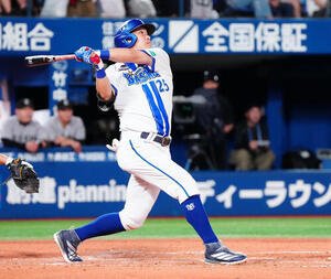 DeNA対巨人　2回裏DeNA無死、日本通算250本塁打となる本塁打を放つ筒香嘉智(撮影･鈴木みどり)