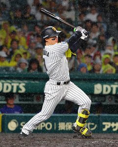 阪神対中日　5回裏阪神1死二塁、森下翔太は同点適時打を放つ(撮影･上田博志)