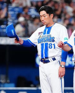DeNA対巨人　巨人に勝利し、声援に応えるDeNA相川亮二監督(撮影･鈴木みどり)