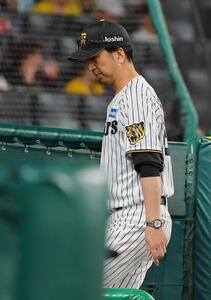 阪神対中日　選手交代を告げた藤川球児監督はベンチに引き揚げる(撮影･上田博志)