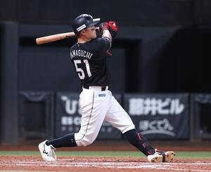 日本ハム対ロッテ　9回表ロッテ無死、本塁打を放つ山口航輝(撮影･黒川智章)