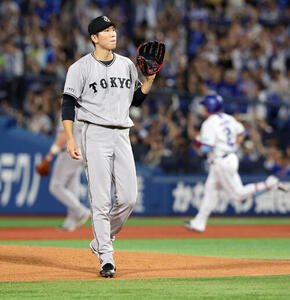DeNA対巨人　1回裏DeNA1死、牧秀悟(後方)に本塁打を許した戸郷翔征(撮影･浅見桂子)