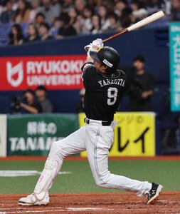 オリックス対ソフトバンク　5回表ソフトバンク1死一、二塁、柳田悠岐は3点本塁打を放つ(撮影･西尾就之)