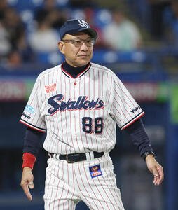 ヤクルト対広島　2回裏を終え、選手交代を告げる池山隆寛監督(撮影･河田真司)