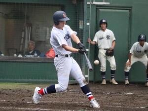 横浜対横浜栄　7回、2死二塁、左前適時二塁打を放つ横浜の元木瑛介(撮影･保坂淑子)