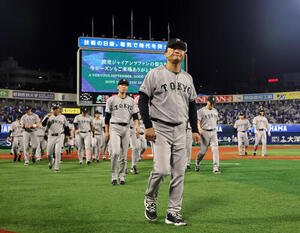 DeNA対巨人　大敗も横浜スタジアム最終戦で、スタンドにあいさつし引き揚げる巨人橋上秀樹監督代行ら(撮影･浅見桂子)