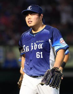 楽天対西武　8回裏に失点し、悔しげな表情でベンチに戻る平良海馬(撮影･野上伸悟)