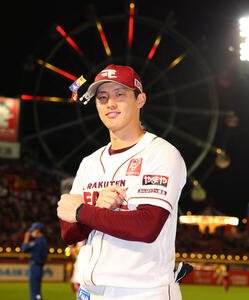 楽天対西武　ヒーローインタビューを終え笑顔でポーズをとる楽天辰己涼介(撮影･野上伸悟)