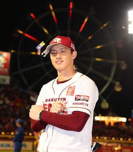 楽天対西武　ヒーローインタビューを終え笑顔でポーズをとる楽天辰己涼介(撮影･野上伸悟)