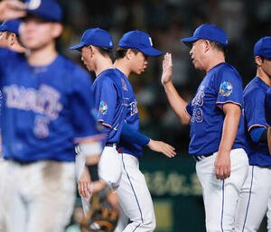 阪神対中日　中日井上一樹監督(右)は甲子園球場で阪神に3連勝しナインを出迎える(撮影･上山淳一)