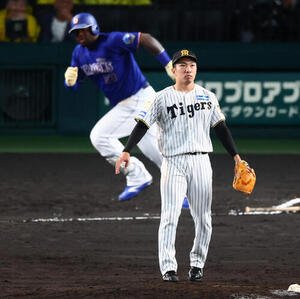 阪神対中日　6回表中日1死一塁、石井大智はミゲル･サノーに勝ち越し左中間越え2点本塁打を浴びる(撮影･加藤哉)