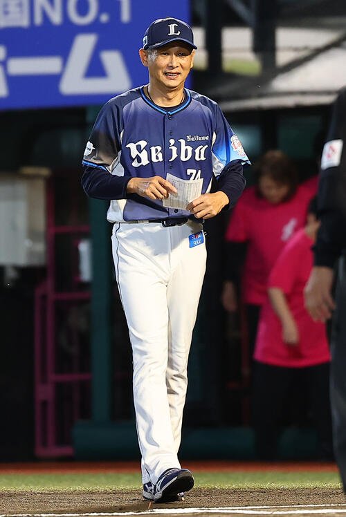 楽天対西武　メンバー表の最終確認を行う西武西口文也監督(撮影･野上伸悟)