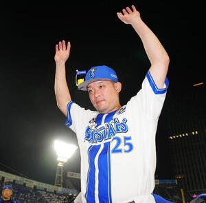 DeNA対巨人　ヒーローインタビューを終え、ファンの声援に応えるDeNA筒香嘉智(撮影･鈴木みどり)