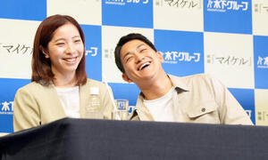 会見で笑顔を見せる三浦璃来さん(左)と木原龍一さん(撮影･たえ見朱実)