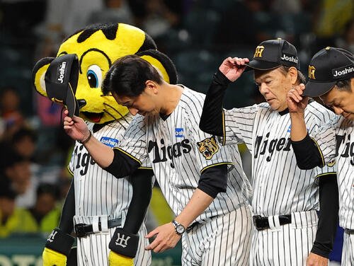 阪神対中日　阪神藤川球児監督(左から2人目)はファンにあいさつをする(撮影･上田博志)