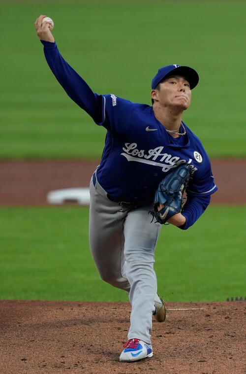 レッズ戦で力投するドジャース山本由伸(AP)