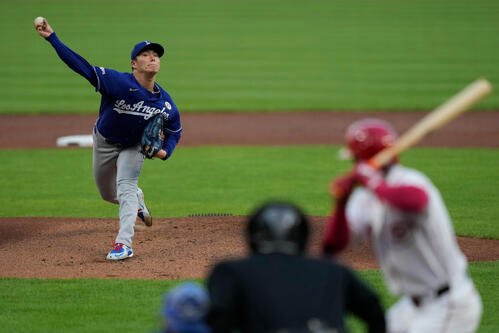 レッズ戦で力投するドジャース山本由伸(AP)