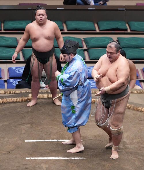 翔傑(右)は翠河富士に上手投げで敗れる(撮影･小沢裕)