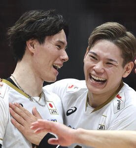 高橋藍(左)からのトスでスパイクを決め笑顔を見せる西田有志(2026年9月12日撮影)