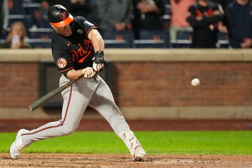 メッツ戦9回、本塁打を放つオリオールズのピート･アロンソ(AP)